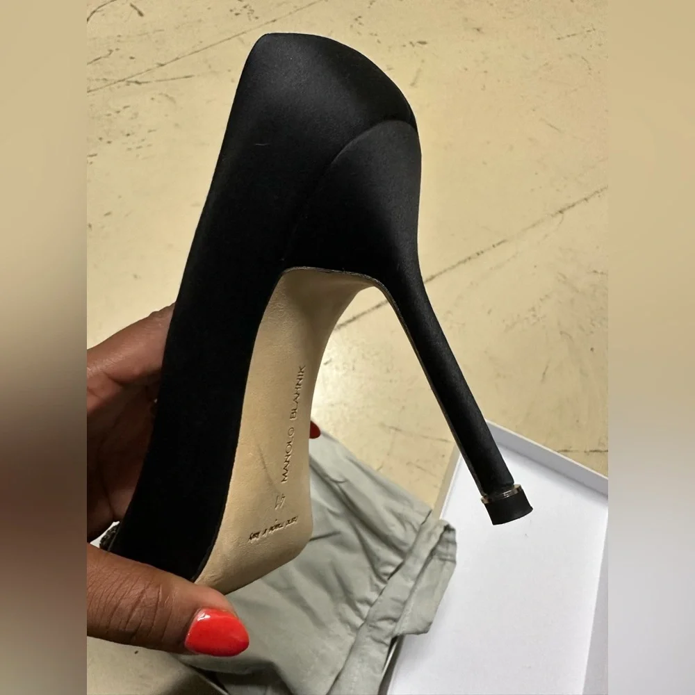 Manolo Blahnik Hangisi satin pumps - Picture 6 of 9